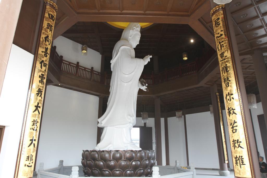 观音圣像侧景.jpg